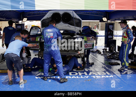 Mechanik rund um Ford Focus auf der sardischen World Rally Championship Stockfoto