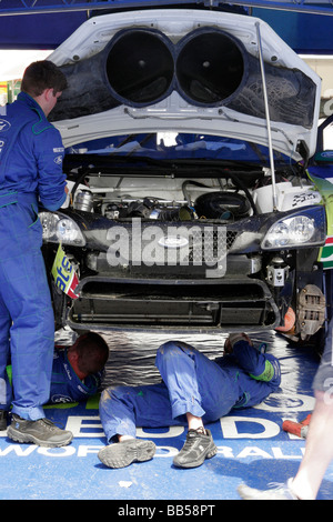 Mechanik rund um Ford Focus auf der sardischen World Rally Championship Stockfoto