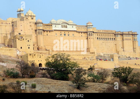 Die massiven Sandsteinmauern und Befestigungsanlagen des Amber Fort Stockfoto