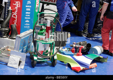 Mechanik, sammeln sich um einen Ford Focus an der sardischen World Rally Championship Stockfoto