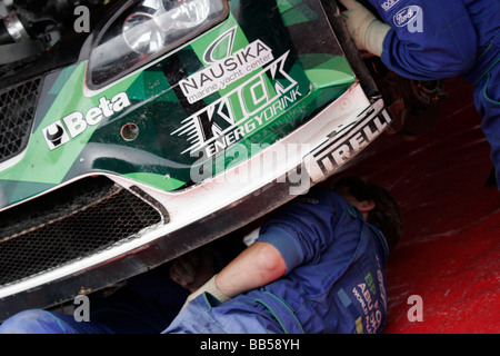 Mechanik, die Festsetzung eines Ford Focus an der sardischen World Rally Championship Stockfoto