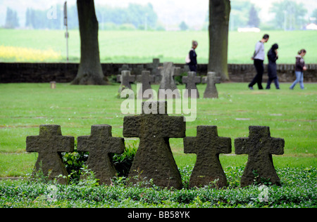 Besucher deutscher Soldatenfriedhof Bad Bodendorf in der Nähe von Remagen, Rheinland Stockfoto