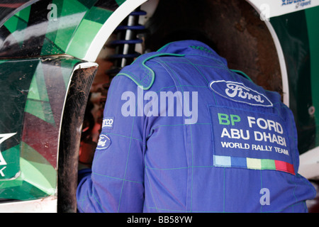 Eine Mechanik, die Festsetzung eines Rades eines Ford Focus an der sardischen World Rally Championship Stockfoto