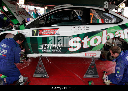 Mechanik rund um Ford Focus auf der sardischen World Rally Championship Stockfoto