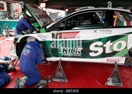 Mechanik rund um Ford Focus auf der sardischen World Rally Championship Stockfoto