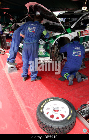 Mechanik rund um Ford Focus auf der sardischen World Rally Championship Stockfoto