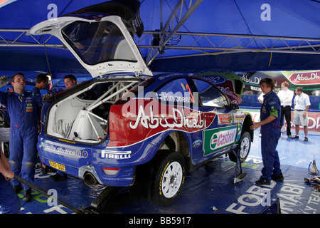 Mechanik tuning Ford Focus an der sardischen World Rally Championship Stockfoto