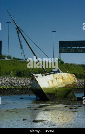 Große Schiffswrack in Portsmouth Gewässer verlassen Stockfoto