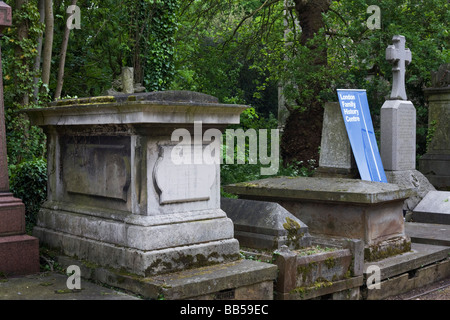 Eine Genealogie-Gesellschaft hat einen Stall neben Gräber und Gedenkstätten beim Tag der offenen Tür Nunhead Friedhof Stockfoto