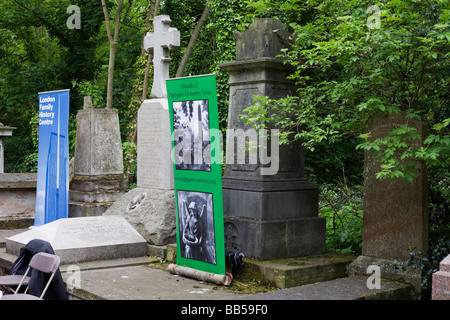 Eine Genealogie-Gesellschaft hat einen Stall neben Gräber und Gedenkstätten beim Tag der offenen Tür Nunhead Friedhof Stockfoto