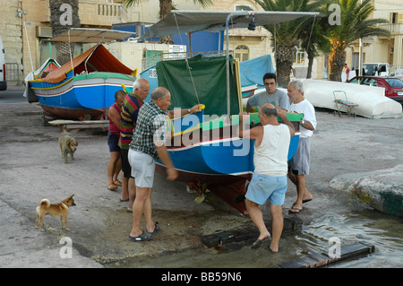 Immer bereit, die Familie Fischerboot in Malta zu starten Stockfoto