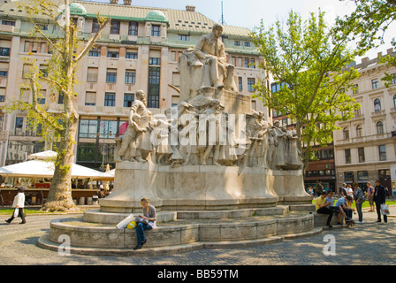 Statue von Mihaly Vörösmarty am Vörösmarty ter Platz in zentraler Budapest HungaryEurope Stockfoto