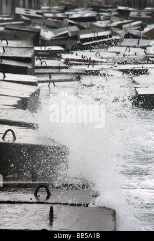 Wellen, die gegen Hochwasser Abwehrkräfte, Alexandria Ägypten Zurrgurte Stockfoto