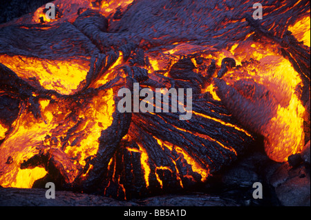 Geschmolzenes Pahoehoe-lava in der Nacht vom Ausbruch des Kilauea Vulkans, in Volcanoes National Park, Wyoming, USA fließt Stockfoto