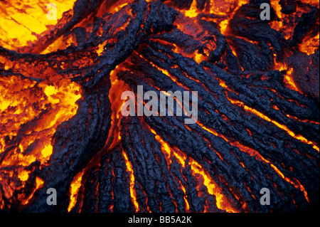 Geschmolzenes Pahoehoe-lava in der Nacht vom Ausbruch des Kilauea Vulkans, in Volcanoes National Park, Wyoming, USA fließt Stockfoto