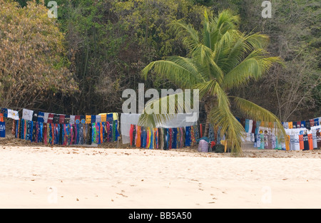 Strand-Stall auf Mayreau - Handtücher und T Shirts unter einer Palme an einem tropischen Strand, Caribbean. Stockfoto