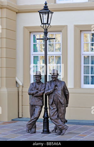 Statue von Laurel und Hardy von Graham Ibbeson. County-Platz, Ulverston, Cumbria, England, Vereinigtes Königreich, Europa. Stockfoto