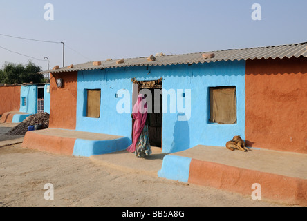 Eine Frau betritt ein Haus gemalt in Himmelblau, eine Farbe von Brahmanen-Familien genutzt Stockfoto