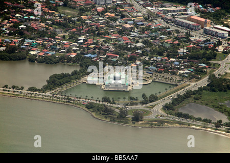 Vogelperspektive der Moschee Masjid Bandaraya Stadt und Kota Kinabalu Sabah Borneo Malaysia Stockfoto