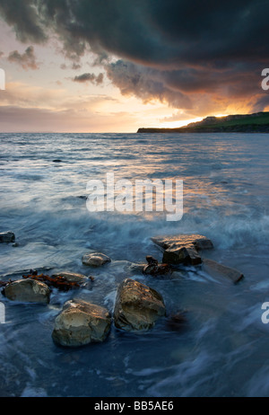 Stürmischer Abend im Kimmeridge Bucht von Osten Seite betrachtet West Stockfoto