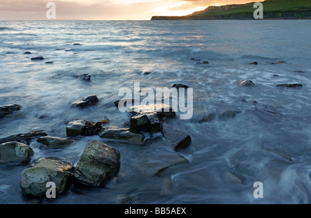 Stürmischer Abend im Kimmeridge Bucht von Osten Seite betrachtet West Stockfoto