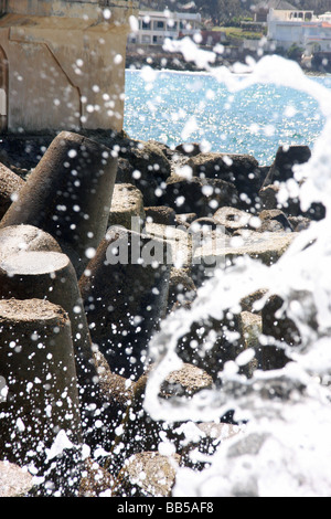 Wellen, die gegen Hochwasser Abwehrkräfte, Alexandria Ägypten Zurrgurte Stockfoto