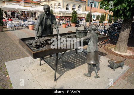 Statue von Spargel Verkäufer in Schwetzingen, Deutschland Stockfoto