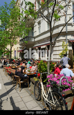 Berlin Deutschland Menschen genießen Brunch im Freien im Pasternak Cafe in Prenzlauer Berg Stockfoto