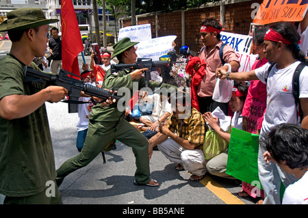 Pro Demokratie Demonstranten Zusammenstoß mit anderen Demonstranten verkleidet als burmesische Soldaten vor der burmesischen Botschaft in Bangkok Stockfoto