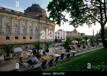 Berlin Deutschland Liegestühle Tische an den Ufern der Spree mit Blick auf die Museumsinsel im Bode-Museum Stockfoto