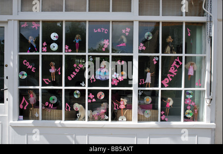 Gekleidet mit Barbie-Puppen in Walton Hills Karneval am Schaufenster Stockfoto