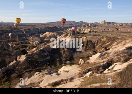 Heißluftballons in einen Flug am frühen Morgen über das Gelände der Cappadocia Türkei Stockfoto