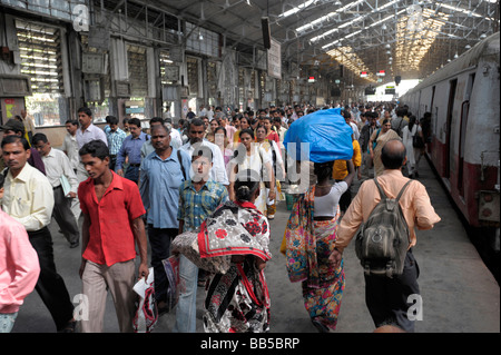 Morgen Pendler Gießen Sie den lokalen Zug am Churchgate Station, Mumbai, Indien Stockfoto