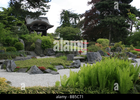 Der japanische Garten mit dem Chokushi-Mon im Hintergrund, Kew gardens Stockfoto