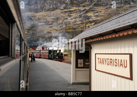 Dampfzüge weitergeben oder wieder Bahn an der Station Tanygrisiau Stockfoto