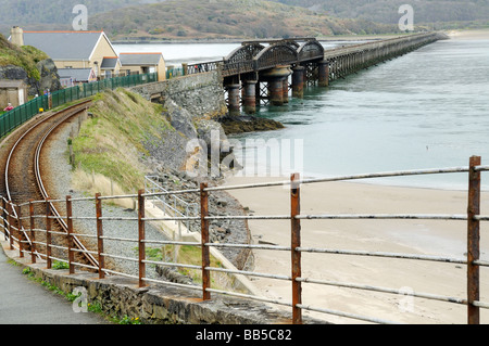 Schaut den Fußweg über Barmouth Brücke Stockfoto