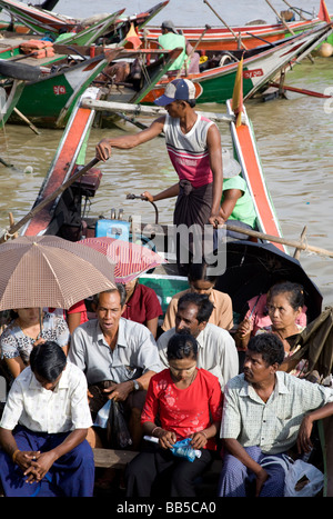 Burmesen in ein Taxi-Boot. Botataung Steg. Yangon. Myanmar Stockfoto