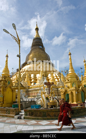 Buddhistische Mönche Shwedagon Paya umkreisen. Yangon. Myanmar Stockfoto