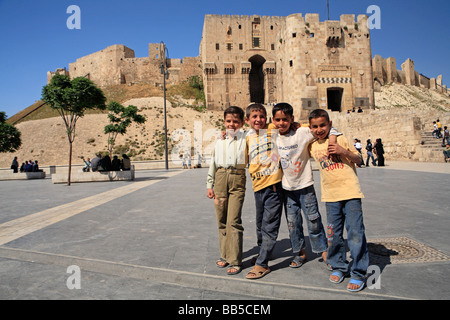 Kinder posieren außerhalb der Zitadelle, Aleppo, Syrien Stockfoto