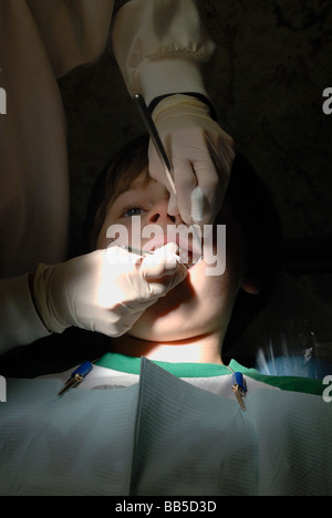 11 Jahre alter Junge in der Zahnarzt-Stuhl Stockfoto