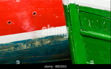 Detail der zwei bunte hölzerne Boote vertäut im Hafen von Mevagissey in Cornwall England Stockfoto