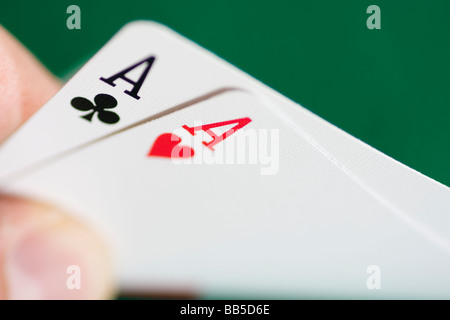 Hand halten zwei Asse Peek Poker Blackjack Stockfoto