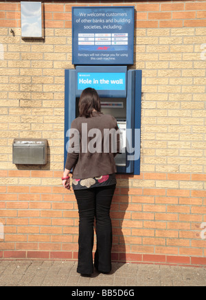Mädchen am Cashpoint Automaten Stockfoto