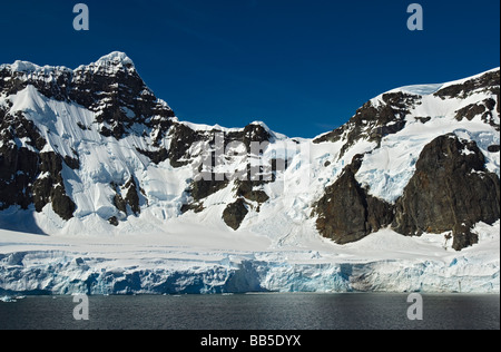 Spektakuläre Schnee und Eis bedeckt, Berge und Gletscher in der Antarktis, Neumayer Kanal, antarktische Halbinsel Stockfoto