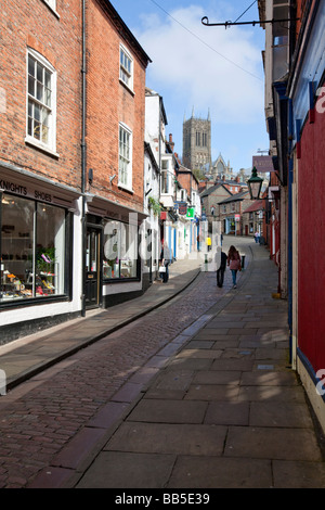 Kathedrale von Lincoln auf die steilen Hügel suchen bergauf vorbei an Geschäften und Touristen in Lincoln City, Lincolnshire Stockfoto