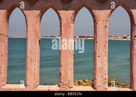 Montaza Palast Strände und Bucht Alexandria, Ägypten. Suchen Sie nach außen in Richtung Mittelmeer durch Bogen Stockfoto