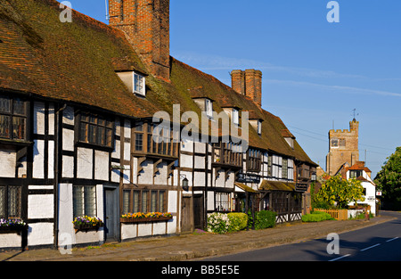 Die High Street Biddenden Kent, UK, mit All Saints Church in der Ferne. Stockfoto