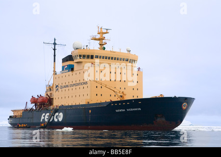 Rückkehr Passagiere große Expedition Cruise Ship Gangway nach Zodiac Boot Tour Ausflug Antarktis russischen Eisbrecher Kaptain Khlebnikov Stockfoto