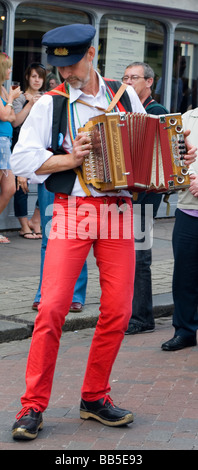 Akkordeon Street-Music-Players im französischen Stil outfit Stockfoto