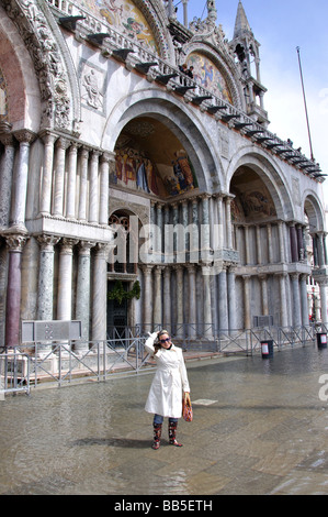 Überflutete Str. kennzeichneten Basilica San Marco Square, Venedig, Provinz Venedig, Veneto Region, Italien Stockfoto